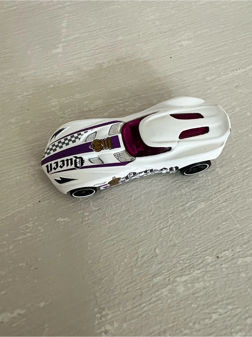 2013 HOT WHEELS BDD03 CHESS PIECE QUEEN WHITE & PURPLE 1:64 DIECAST 3